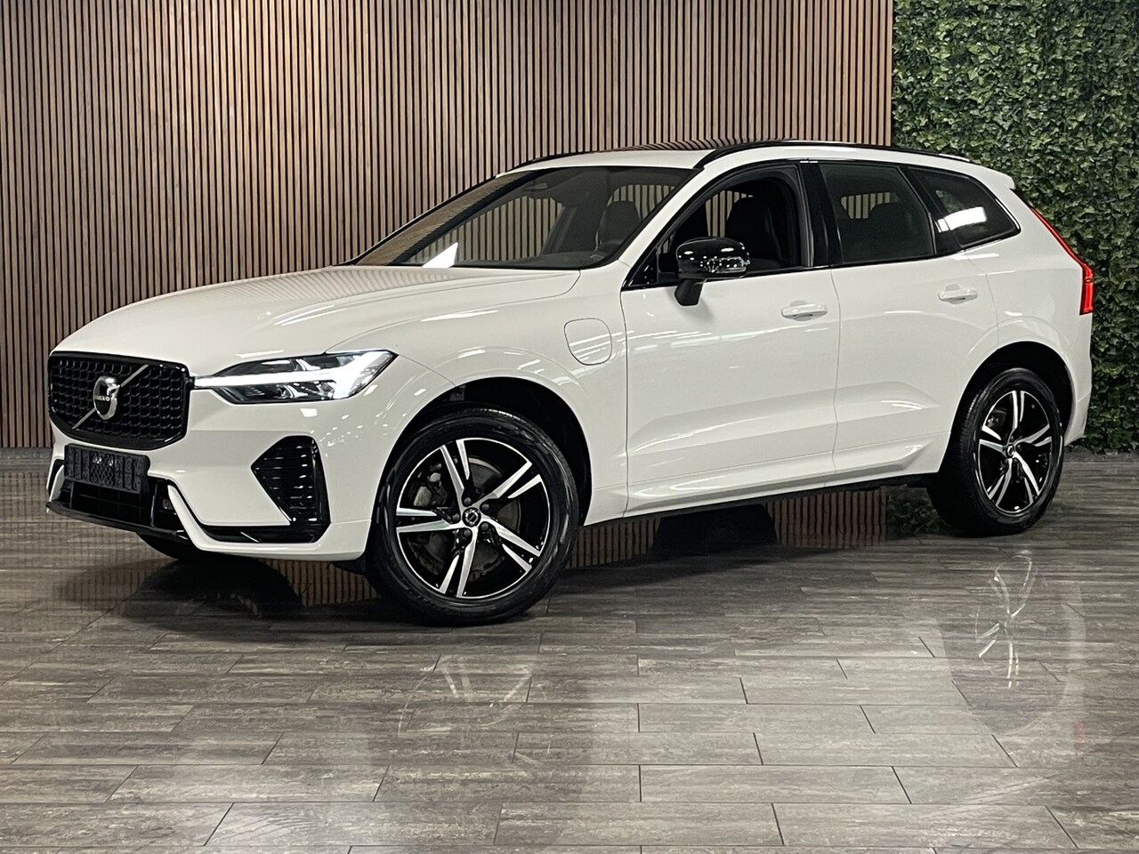 Volvo XC60 - T6 AWD Recharge Plus Dark Long Range | Adaptieve Cruise Control | Stoel en Stuurwielverwar - AutoWereld.nl