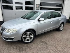 Volkswagen Passat - 1.6 FSI Comfortline AUTOMAAT|CRUISE|TREKHAAK|NAP
