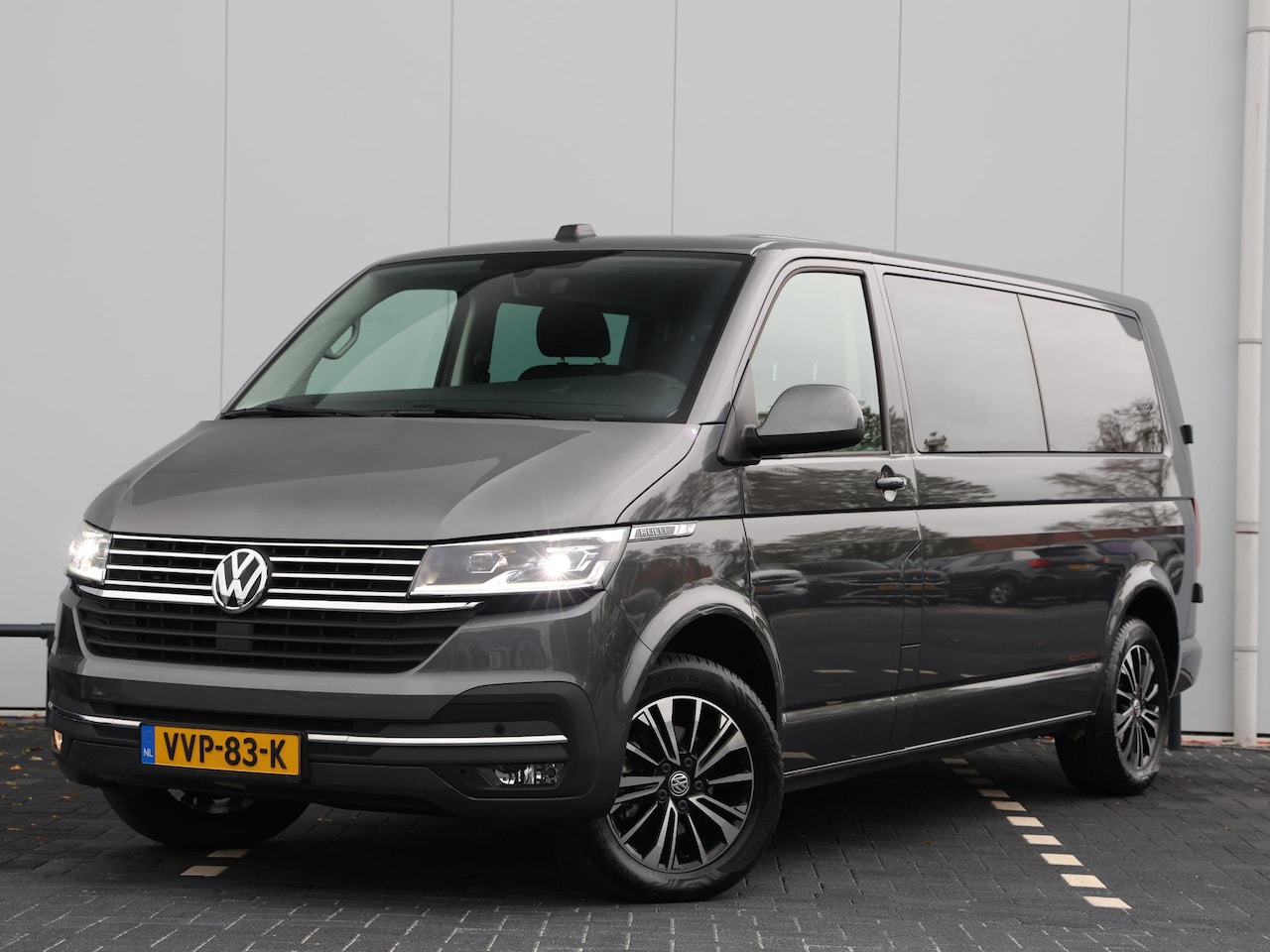 Volkswagen Transporter - 2.0 TDI 150pk Bulli DC L2 | Dubbele Cabine | Airco | Adaptive cruise control | Camera | A - AutoWereld.nl