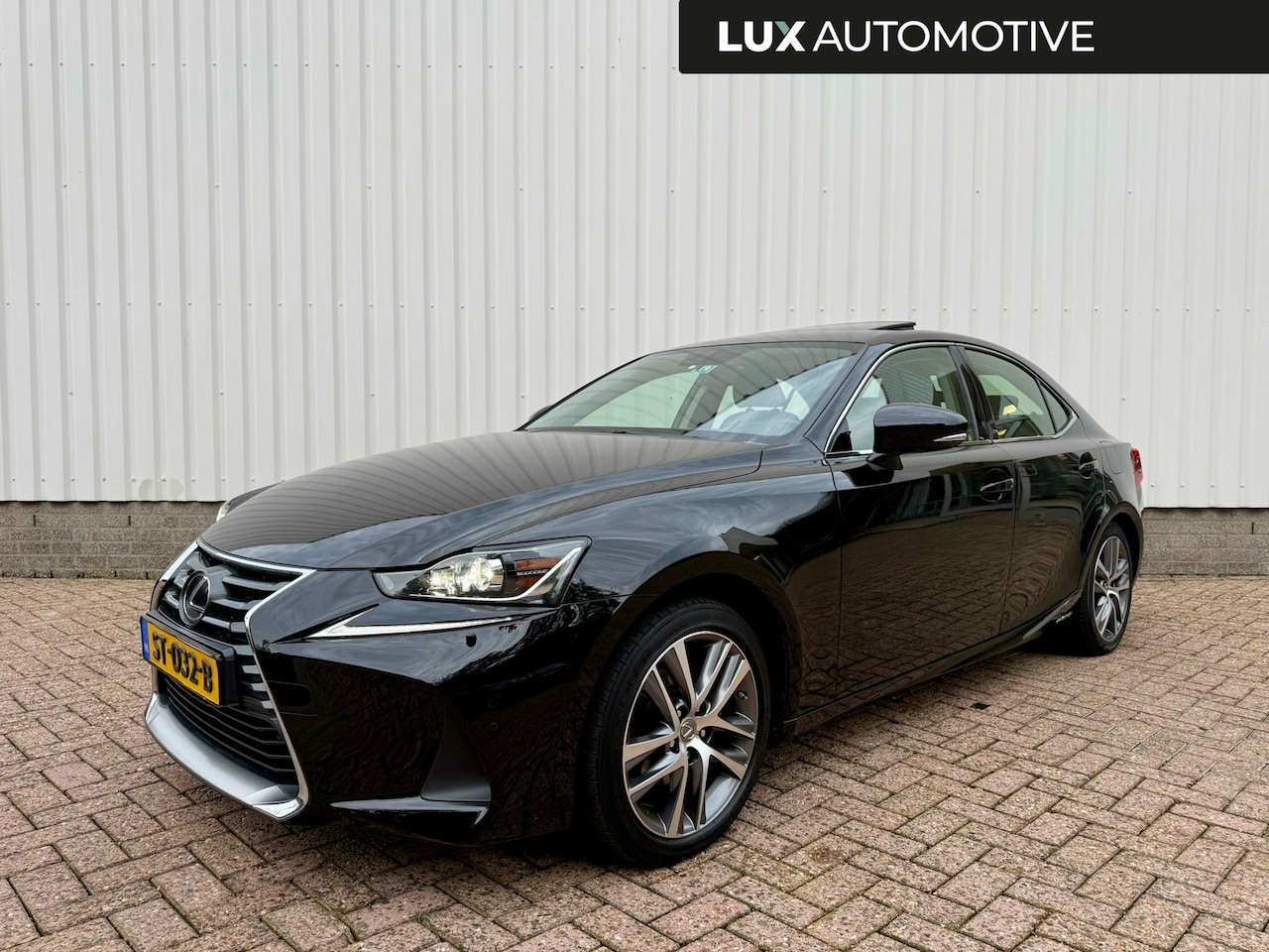 Lexus IS - 300h Hybrid Business Line 300h Hybrid Business Line, Automaat, Navi, Schuif-/Kanteldak, Camera, PDC, NAP - AutoWereld.nl