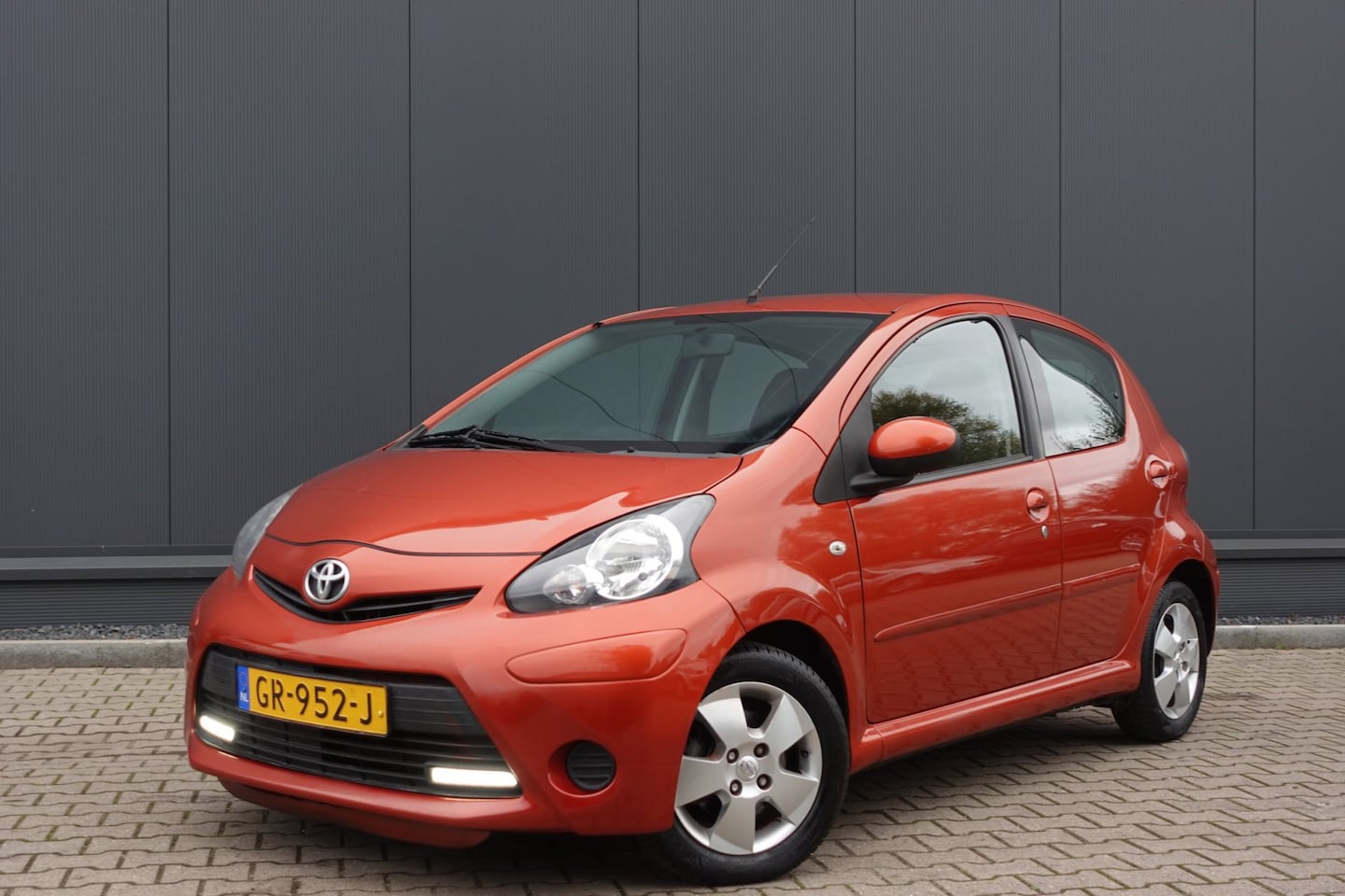 Toyota Aygo - 1.0 VVT-i Dynamic Orange AUTOMAAT/AIRCO - AutoWereld.nl