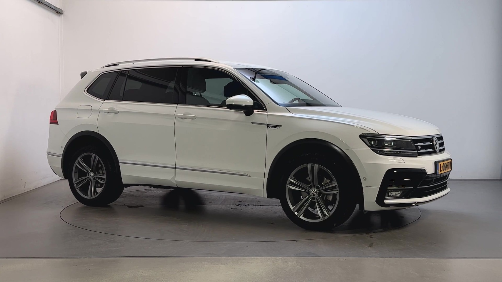 Volkswagen Tiguan Allspace - 1.5 TSI 150pk DSG Highline Business R R-Line Camera Virtual Cockpit DAB+ Trekhaak - AutoWereld.nl