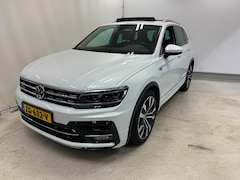 Volkswagen Tiguan - 1.5 TSI ACT Highline Business R-Line-1e Eigenaar Zeer netjes met bijna alle opties.Trekhaa
