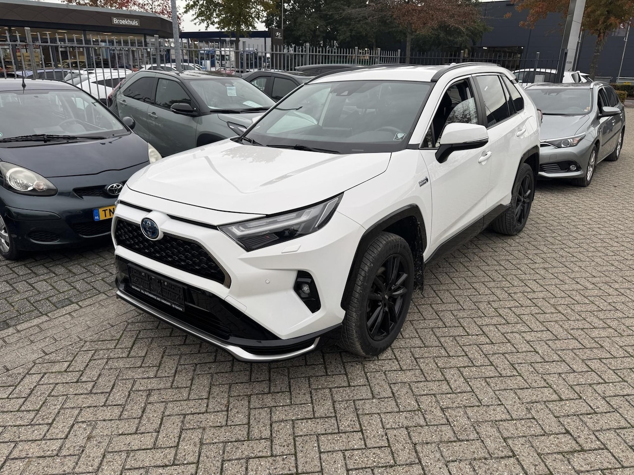 Toyota RAV4 - 2.5 PHEV AWD DYNAMIC 1.500 KG TREKGEWICHT TREKHAAK KEYLESS AD-CRUISE LM-VELGEN PARK-SENSOR - AutoWereld.nl