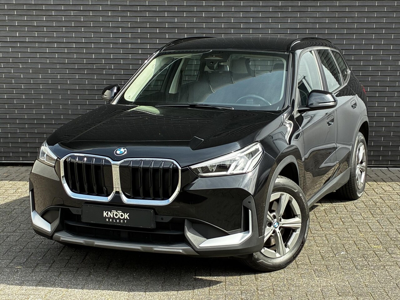BMW X1 - sDrive20i Automaat / Live Cockpit Plus / Navigatiesysteem / Parkeersensoren voor + achter - AutoWereld.nl