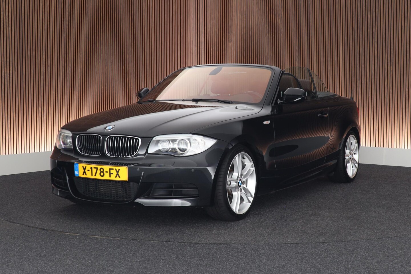 BMW 1-serie Cabrio - 135i Automaat Exclusive Edition M Pakket Leer Xenon Harman Kardon Windscherm Stoelverwarmi - AutoWereld.nl