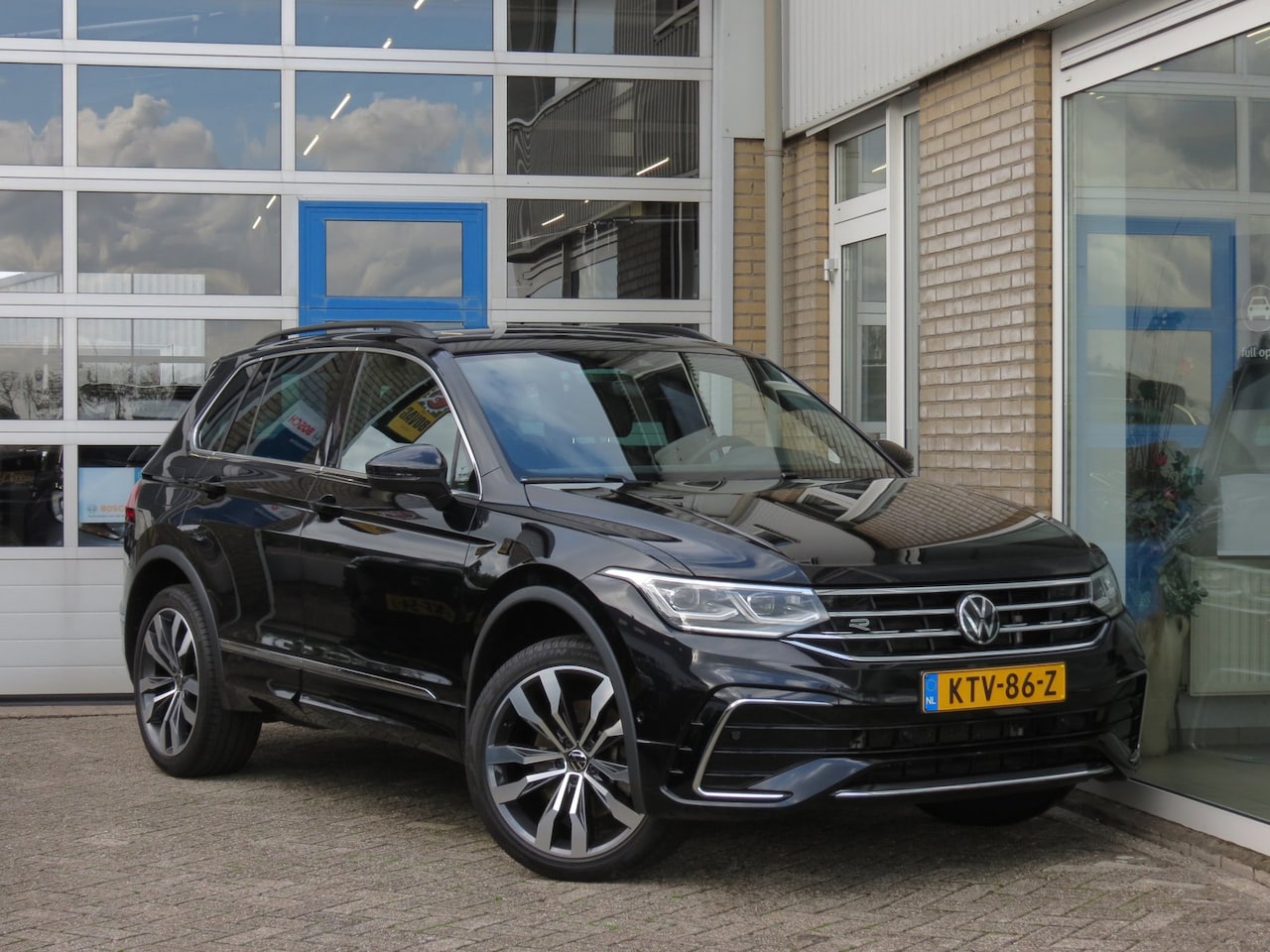 Volkswagen Tiguan - 1.4 TSI eHybrid R-Line Business+ Trekhaak|Camera|CarPlay|Winter Pakket|LED|Ad. Cruise|Digi - AutoWereld.nl