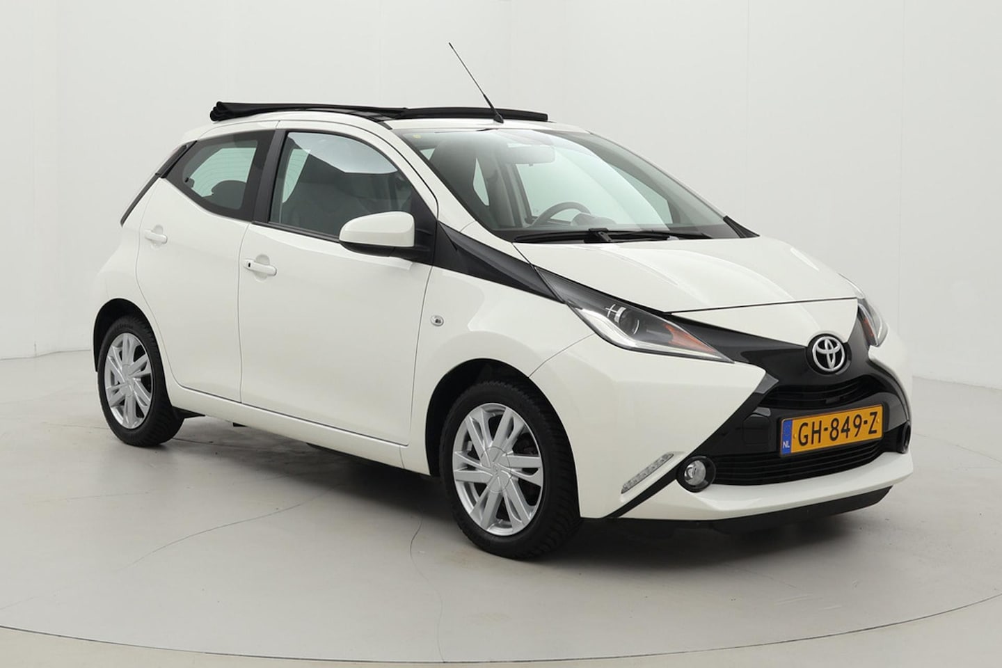 Toyota Aygo - 1.0 VVT-i x-wave | Elektrisch vouwdak | Navigatie | Keyless | Clima | Camera | 15 inch | D - AutoWereld.nl