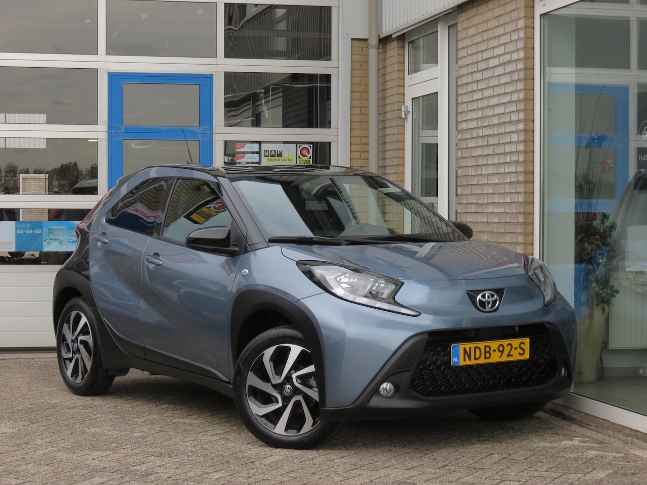 Toyota Aygo X - 1.0 VVT-i S-CVT Envy Camera|CarPlay|Clima|Cruise|Automaat|2 Tone|Key Less|LED|DAB+ - AutoWereld.nl