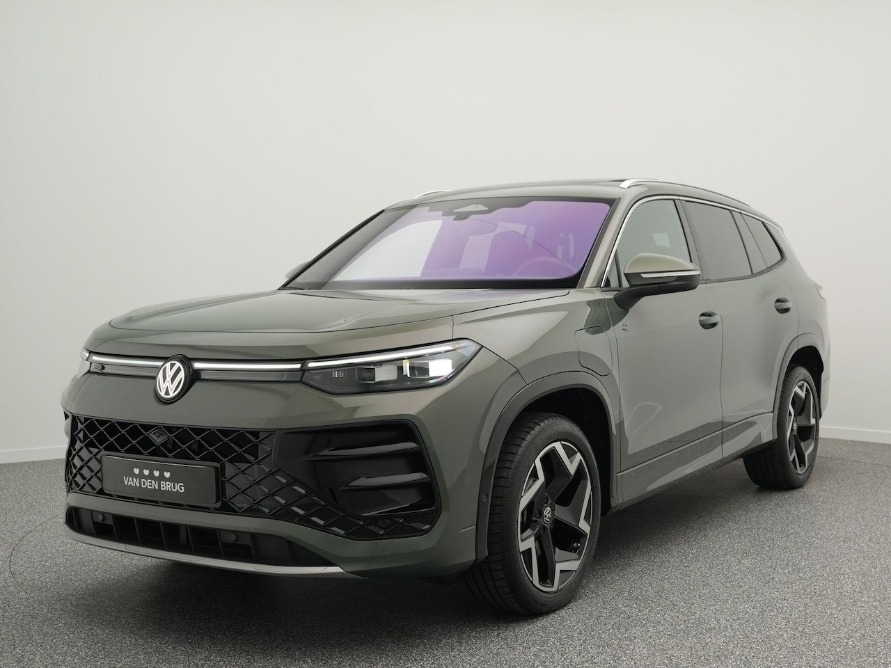 Volkswagen Tayron - R-Line 1.5 eHybrid 204 PK | LED Matrix IQ | Panoramadak | Elek. Achterklep | Trekhaak | DC - AutoWereld.nl