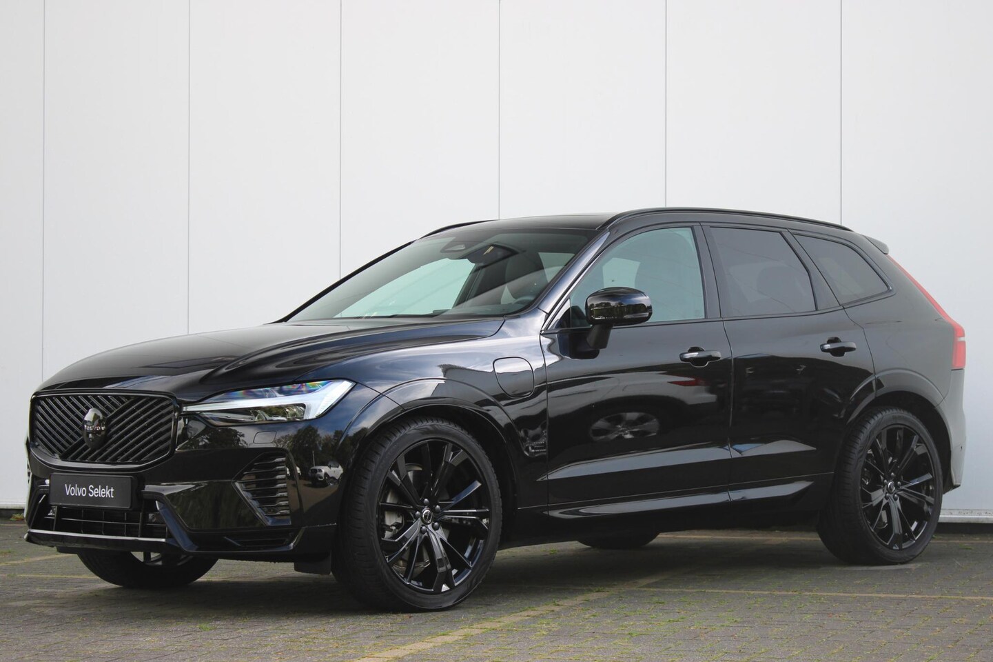 Volvo XC60 - T6 Plug-in hybrid AWD Ultra Black Edition | Luchtvering | Semi Elektr. Trekhaak | Adaptive - AutoWereld.nl