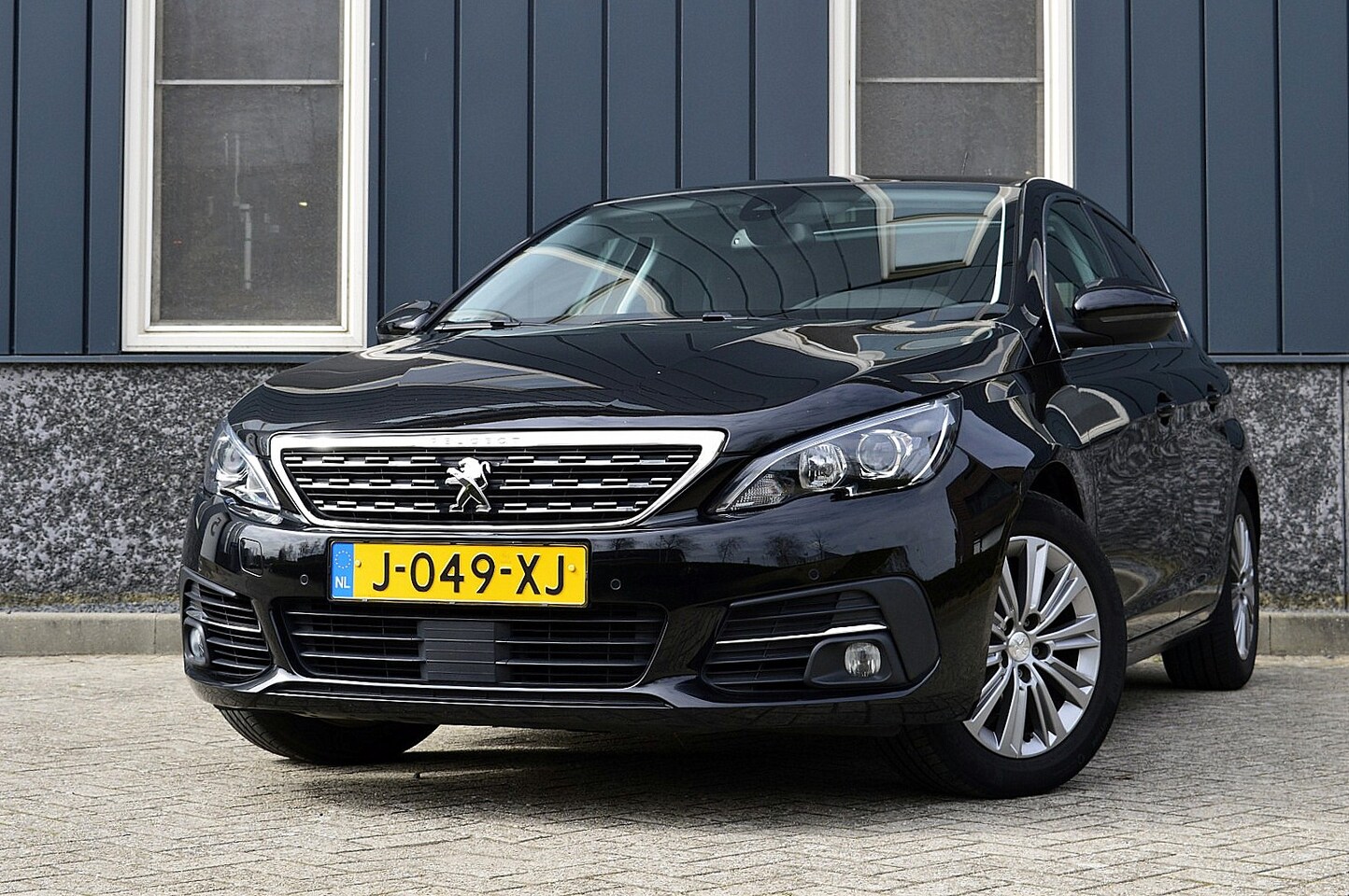 Peugeot 308 - 1.2 PureTech Allure Rijklaarprijs-Garantie Panoramadak Navigatie Airco Trekhaak - AutoWereld.nl