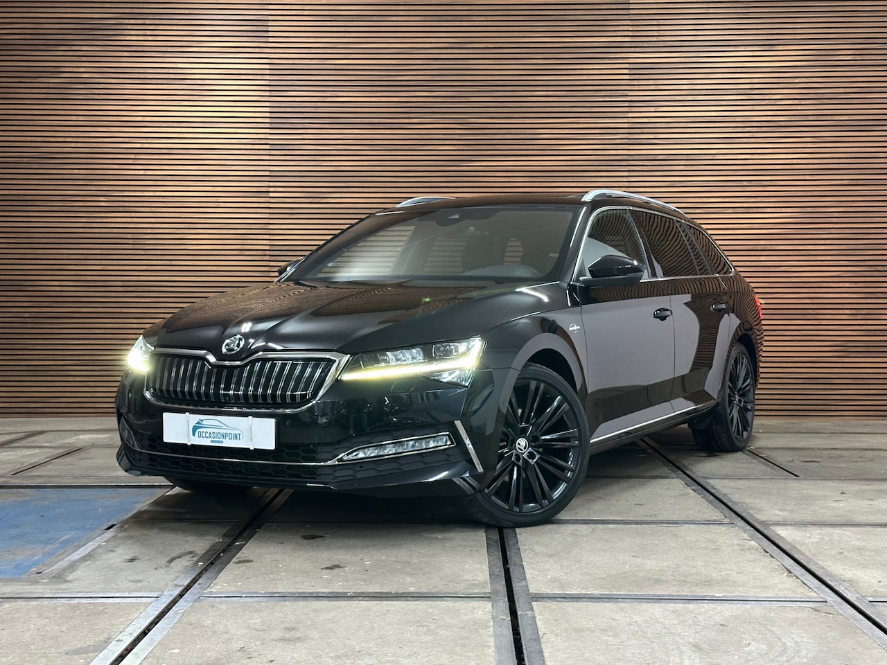 Skoda Superb Combi - 1.4 TSI iV Laurin & Klement | Panoramadak | Carplay | Verwarmbare/Ventilatie stoelen | 360 - AutoWereld.nl