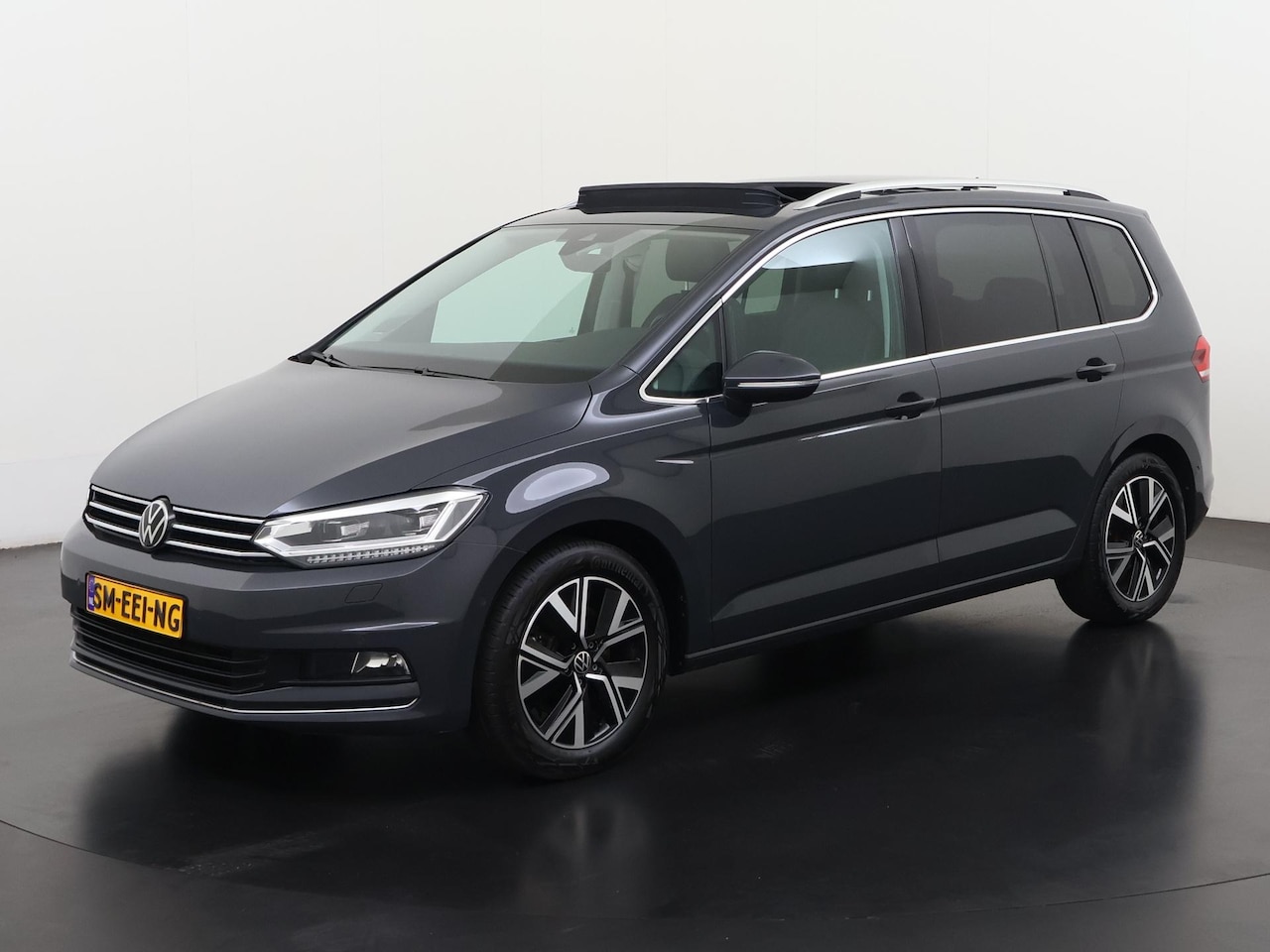 Volkswagen Touran - 1.5 TSI Highline DSG | 7 Persoons | Panoramadak | Digital Cockpit | Zondag Open! - AutoWereld.nl