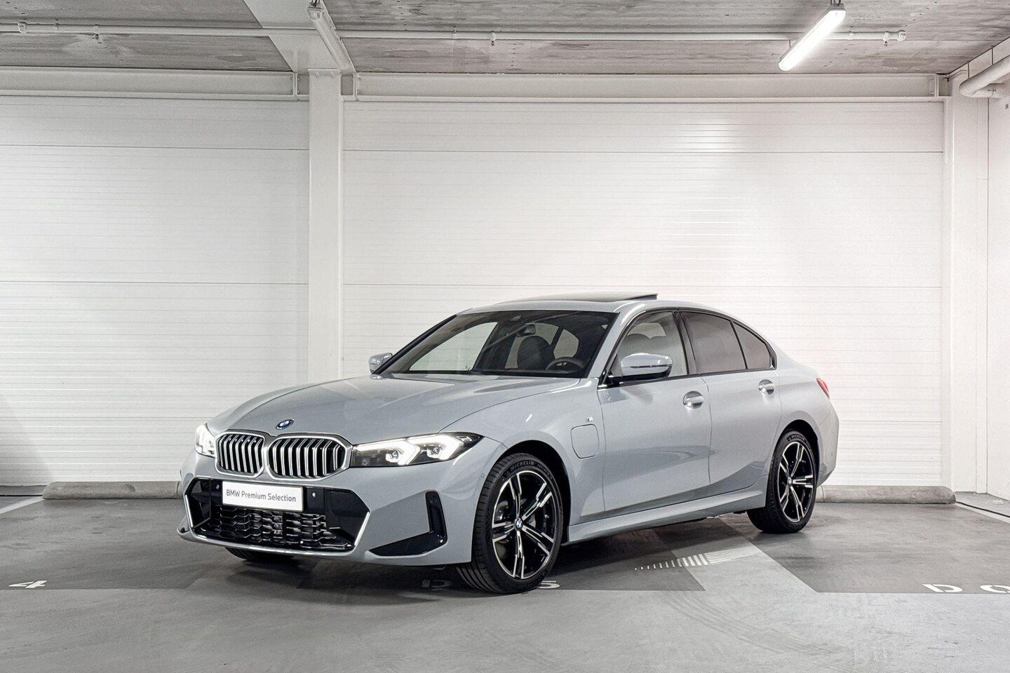 BMW 3-serie - Sedan 330e M Sport | Schuifdak | Trekhaak - AutoWereld.nl