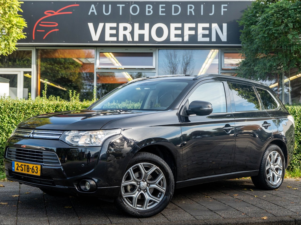 Mitsubishi Outlander - 2.0 PHEV Instyle | PANORAMADAK | PARKEERCAMERA | LEDER | TREKHAAK | NAVIGATIE | XENON | ST - AutoWereld.nl