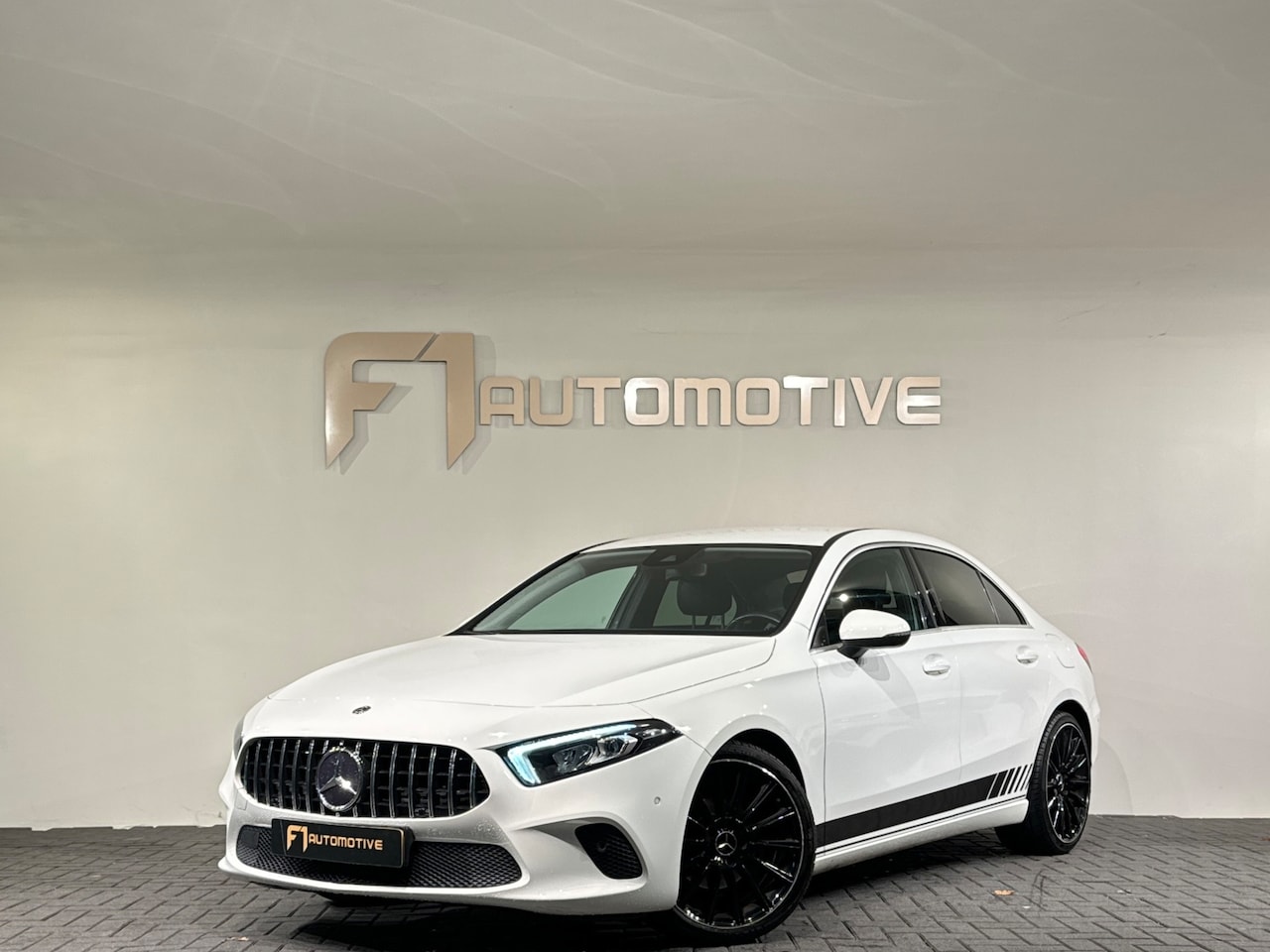Mercedes-Benz A-klasse - 180 AMG Cruise Control|Lane Assist|Stoelverwarming - AutoWereld.nl