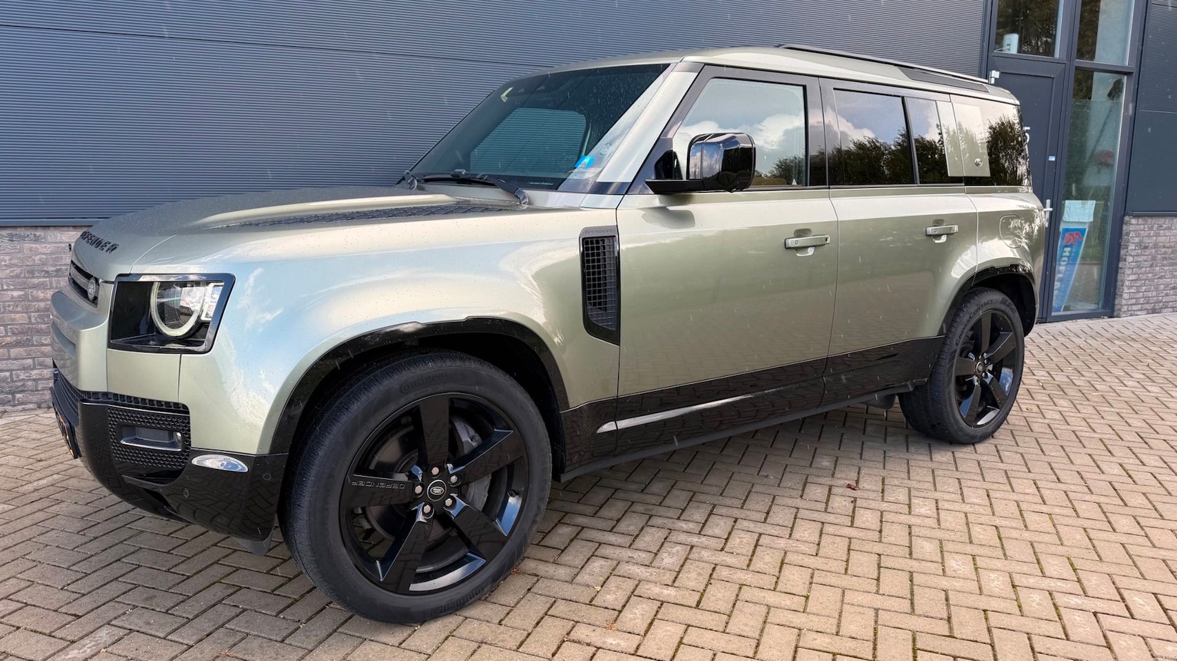 Land Rover Defender 110 - 2.0 P400e 110 X-Dynamic HSE PANORAMA / LEDER DASHBOARD / Phev - AutoWereld.nl