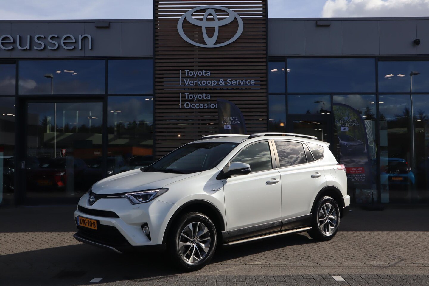 Toyota RAV4 - 2.5 HYBRID DYNAMIC KEYLESS EL-ACHTERKLEP STOELVERW. TREKHAAK 18"LM-VELGEN SENSOREN V+A NAV - AutoWereld.nl