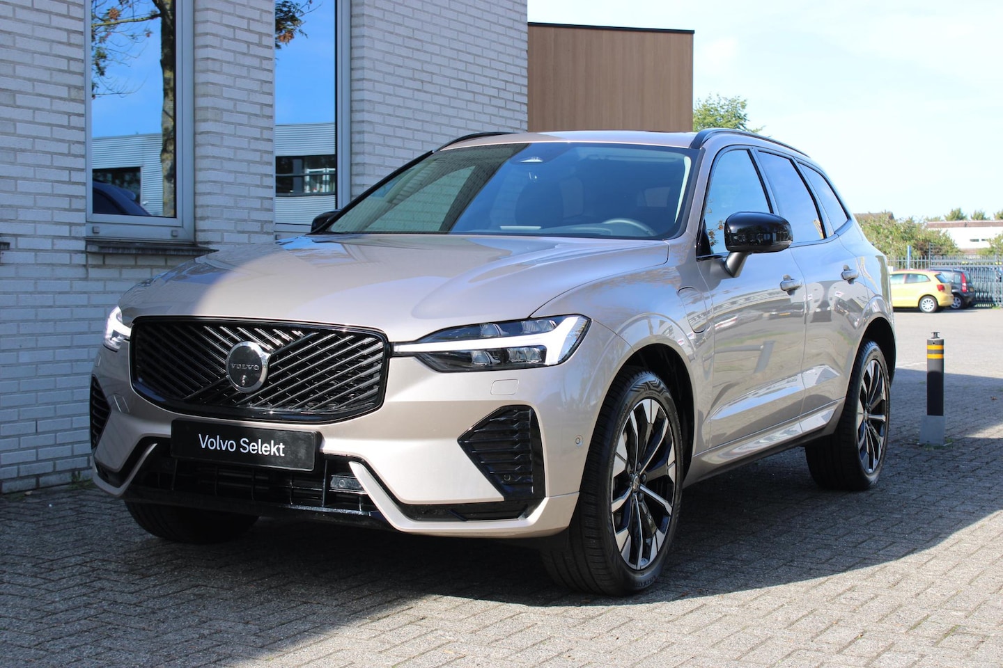 Volvo XC60 - T6 Plug-in hybrid AWD Ultra Dark | Trekhaak | Luchtvering | Panoramadak | Verwarmbare voor - AutoWereld.nl
