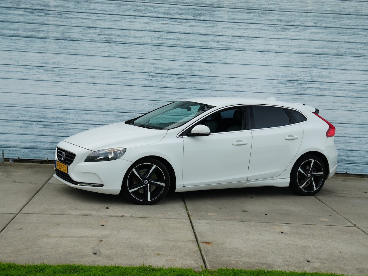 Volvo V40 - 2.0 D4 Summum Business R Navi Trekhaak Airco - AutoWereld.nl