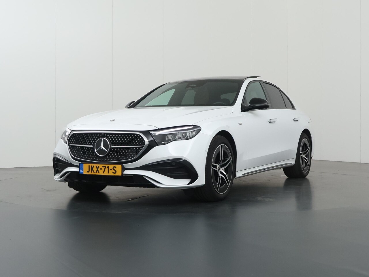 Mercedes-Benz E-klasse - 300 e AMG Line | Night | Panoramadak | Achteruitrijcamera | Stoelverwarming | - AutoWereld.nl