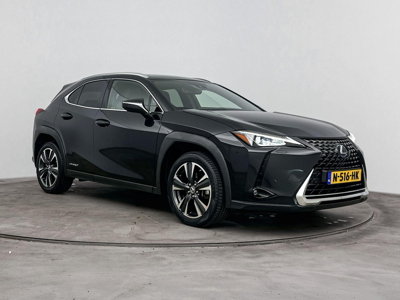 Lexus UX - 250h Preference Line | Dodehoek detectie | Parkeersensoren voor/achter | Camera | LED | Ap - AutoWereld.nl