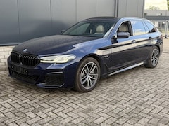 BMW 5-serie Touring - 530e High Executive M-Sport 18"/Panoramadak/Leder + memory/Stoelverwarming/Dodehoek/Keyles