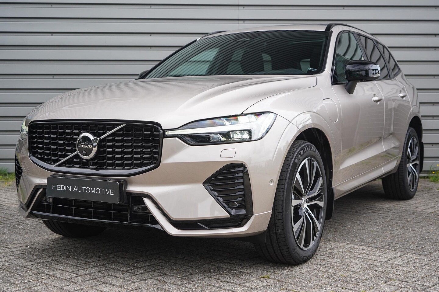 Volvo XC60 - 2.0 T6 AWD Ultimate Dark | 360 Camera | Panoramadak | Luchtvering | Adaptieve Cruis Contro - AutoWereld.nl