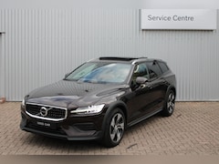 Volvo V60 Cross Country - 2.0 T5 AWD Pro Achteruitrijcamera | Semi elektrische trekhaak | Panoramadak | Apple Carpla