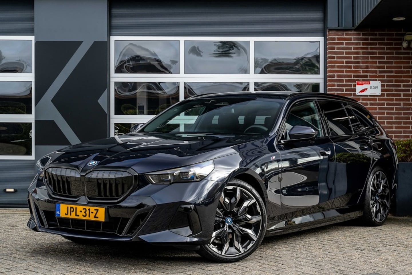 BMW 5-serie Touring - 530 530e M Sport | Trekhaak | Driving Ass. Plus | Camera | Adaptieve LED | Stoelverwarming - AutoWereld.nl