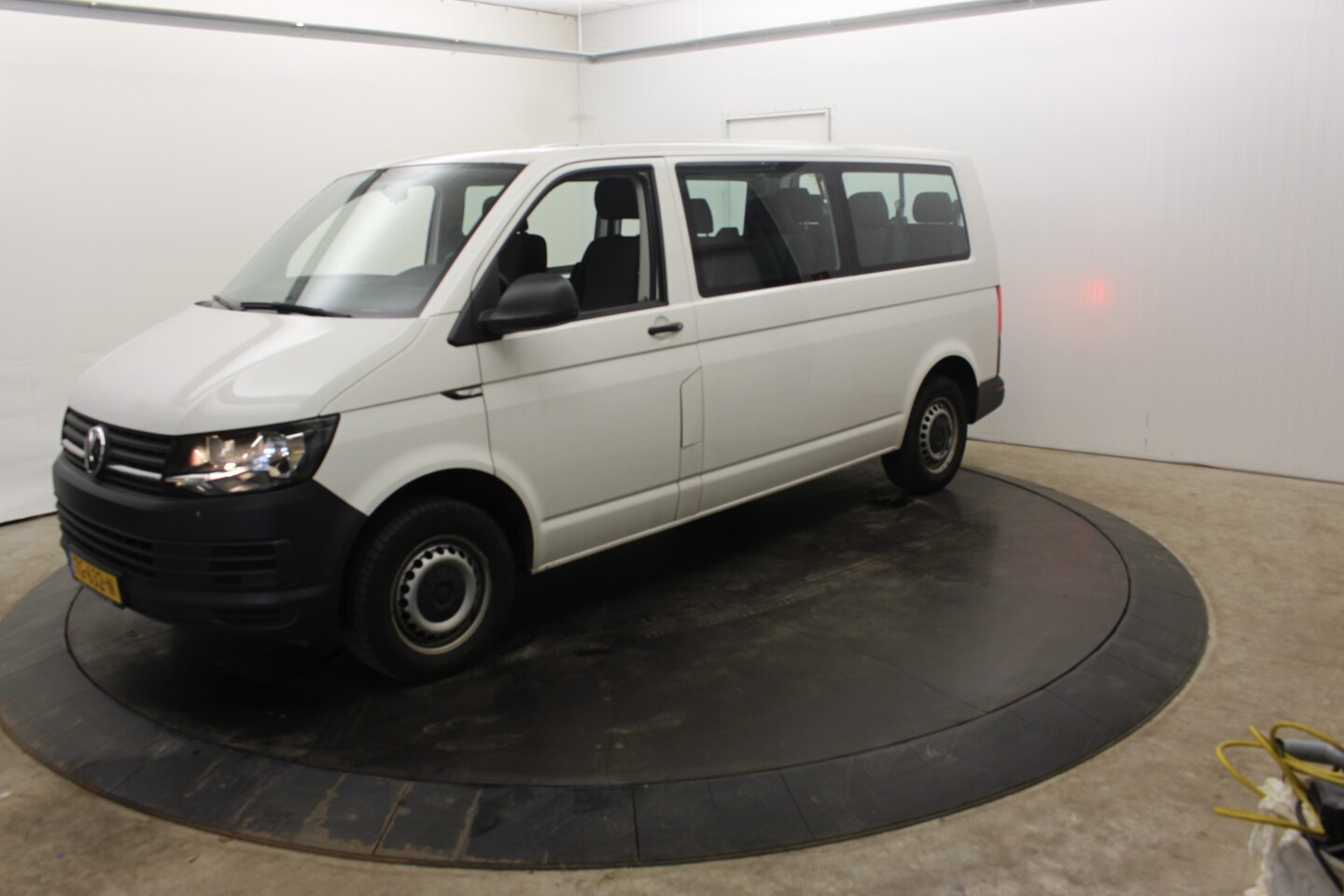 Volkswagen Transporter Kombi - 2.0 TDI L2H1 BPM vrij 2+2+2+3 Opstelling - AutoWereld.nl