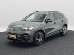 Volkswagen Tiguan - 1.5 eHybrid R-Line | Trekhaak | Panoramadak | Black Style | Head-Up Display |