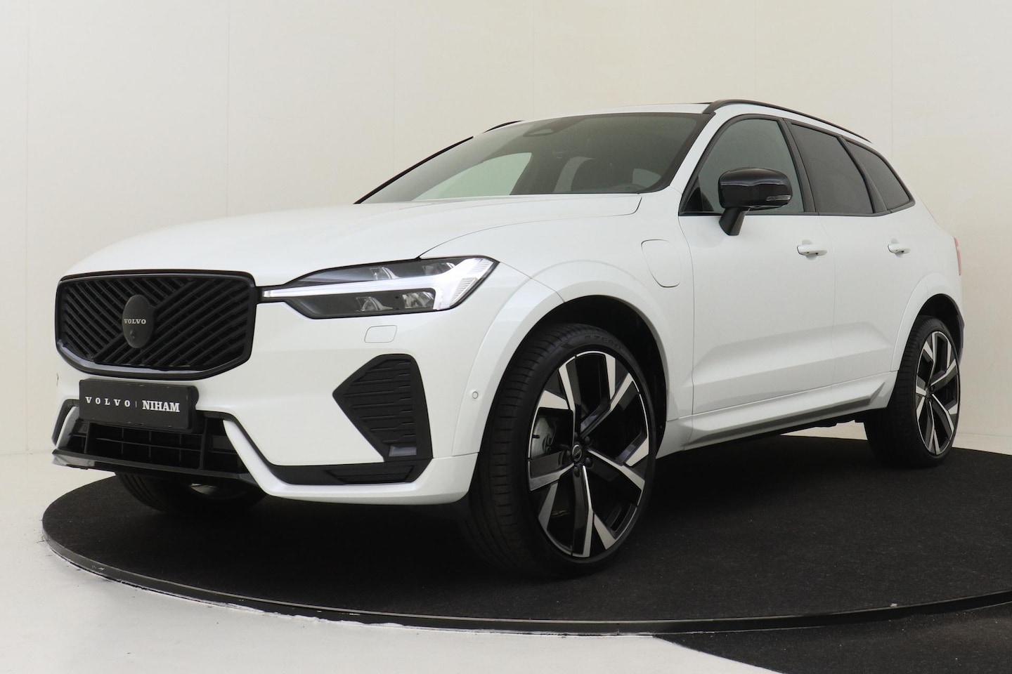 Volvo XC60 - II T6 PLUG-IN HYBRID AWD PLUS BLACK EDITION -PANO.DAK|HARMAN/KARDON|LUCHTVERING|HEAD-UP DI - AutoWereld.nl