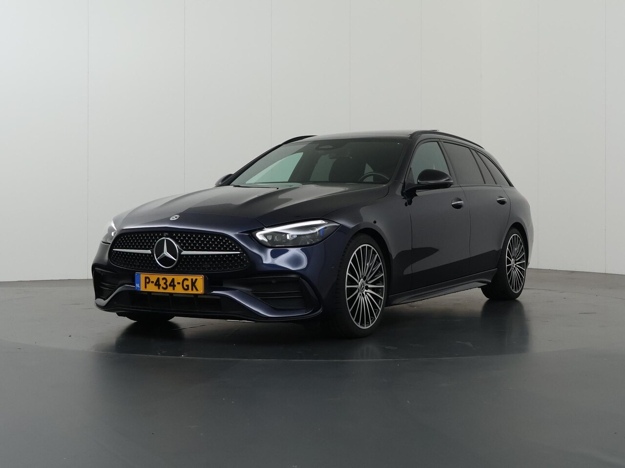Mercedes-Benz C-klasse Estate - 180 AMG Line | Panoramadak | Night | Multispaaks lichtmetalen velgen | Memory | Digital Li - AutoWereld.nl