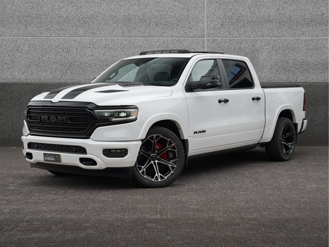 Dodge Ram 1500 - 5.7 V8 4x4 Crew Cab Limited Night |Digitaal Dashboard | Luchtvering| Head-Up Display | Rij - AutoWereld.nl