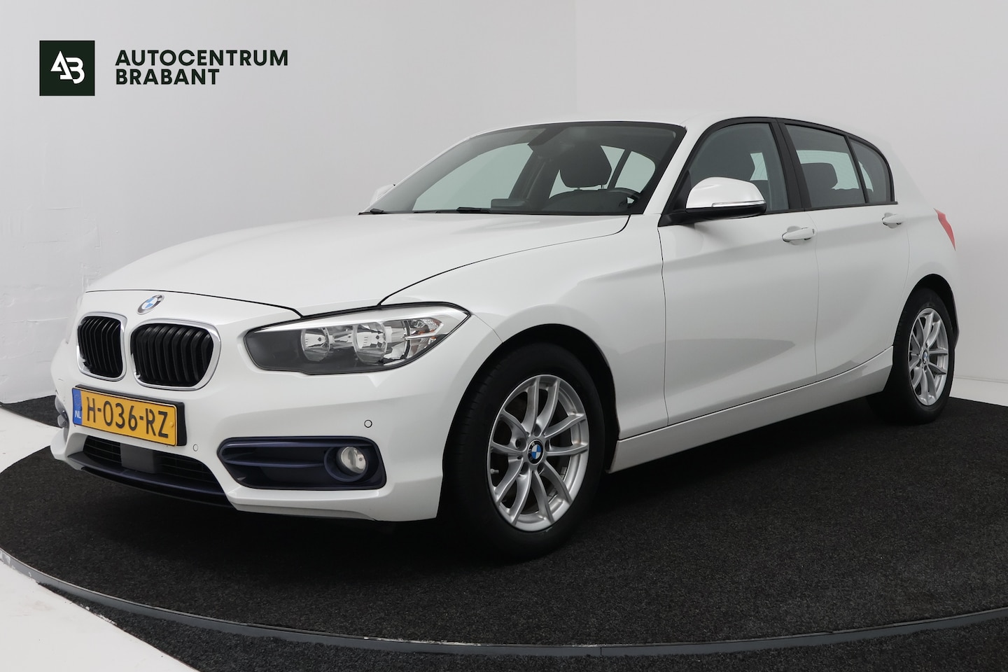 BMW 1-serie - 118i Corporate Lease (STOELVERWARMING, NAVIGATIE, CRUISE CONTROL, PARKEERSENSOREN) - AutoWereld.nl