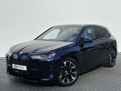 BMW iX - xDrive45 101 kWh M-Sport 'Tansanitblau' Harman Kardon NL Auto | Adaptive LED | Stuur/Stoel