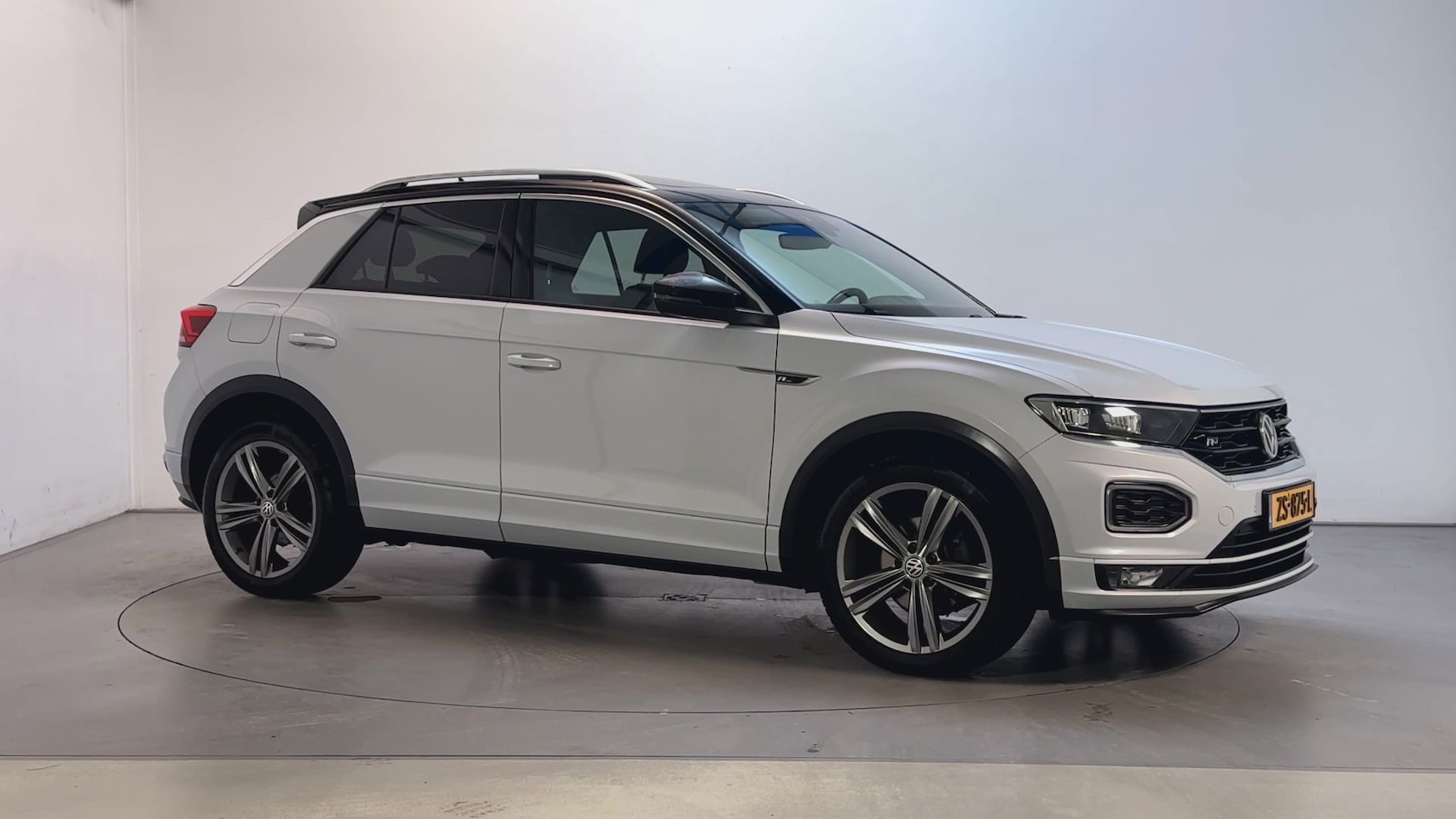 Volkswagen T-Roc - 1.5 TSI 150pk DSG Sport Panoramadak Camera Navigatie DAB+ App-Connect - AutoWereld.nl