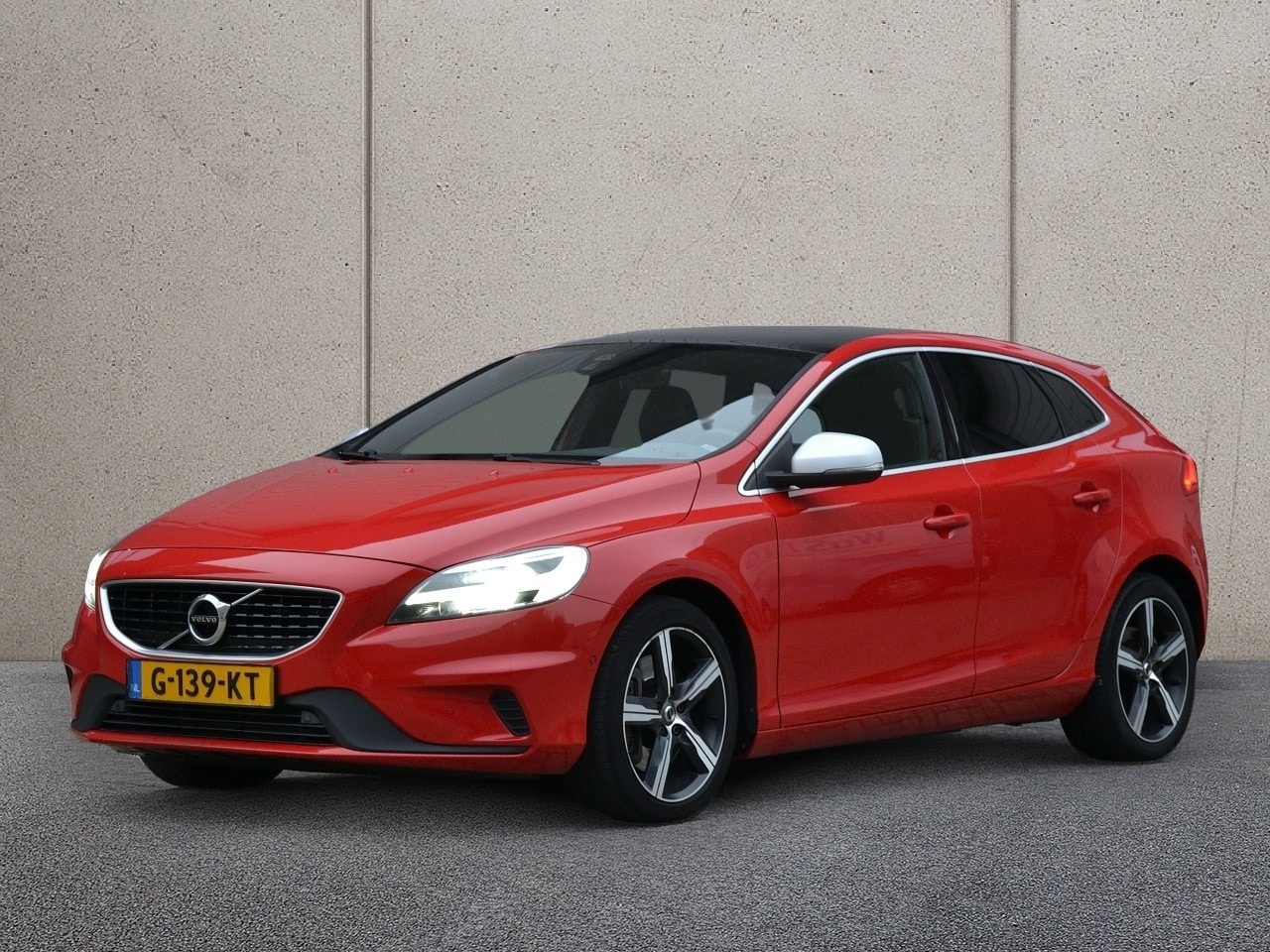 Volvo V40 - 1.5 T3 152PK Polar+ Sport Automaat | Panoramadak | Harman Kardon | Trekhaak - AutoWereld.nl
