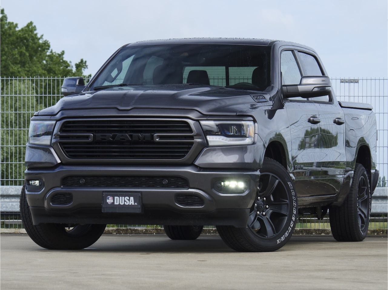 Dodge Ram 1500 - | Laramie Sport | 5.7 V8 | HEMI | 4x4 | Crew Cab Panoramadak | Leder | Uconnect touchscree - AutoWereld.nl