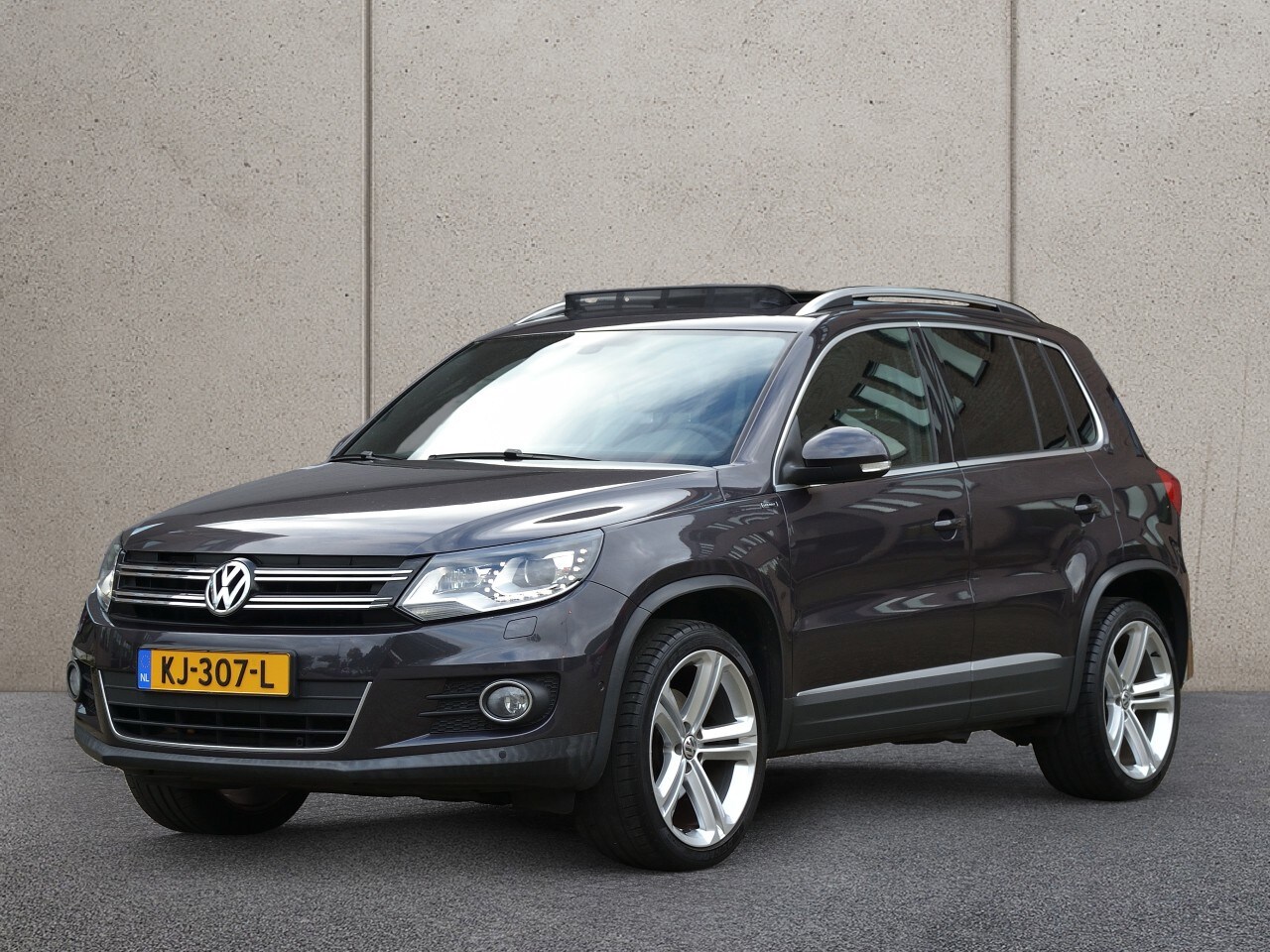 Volkswagen Tiguan - 1.4 TSI 150PK Lounge Automaat | Panoramadak | Achteruitrijcamera | Trekhaak - AutoWereld.nl