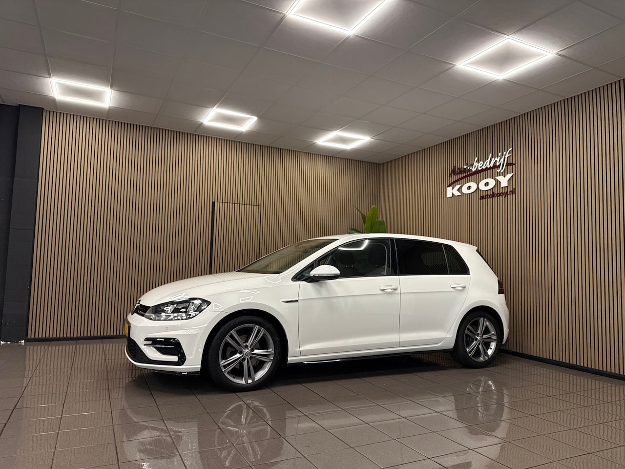 Volkswagen Golf - 1.0 TSI R-Line * Automaat / Virtual cockpit / Carplay / Trekhaak / Stoelverwarming * - AutoWereld.nl