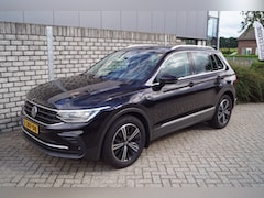 Volkswagen Tiguan - 1.5 TSI Elegance Cruise Adoptief Stoel/Stuur Verw PDC v+A Lane Assi Front Assit 2xPDC Appl