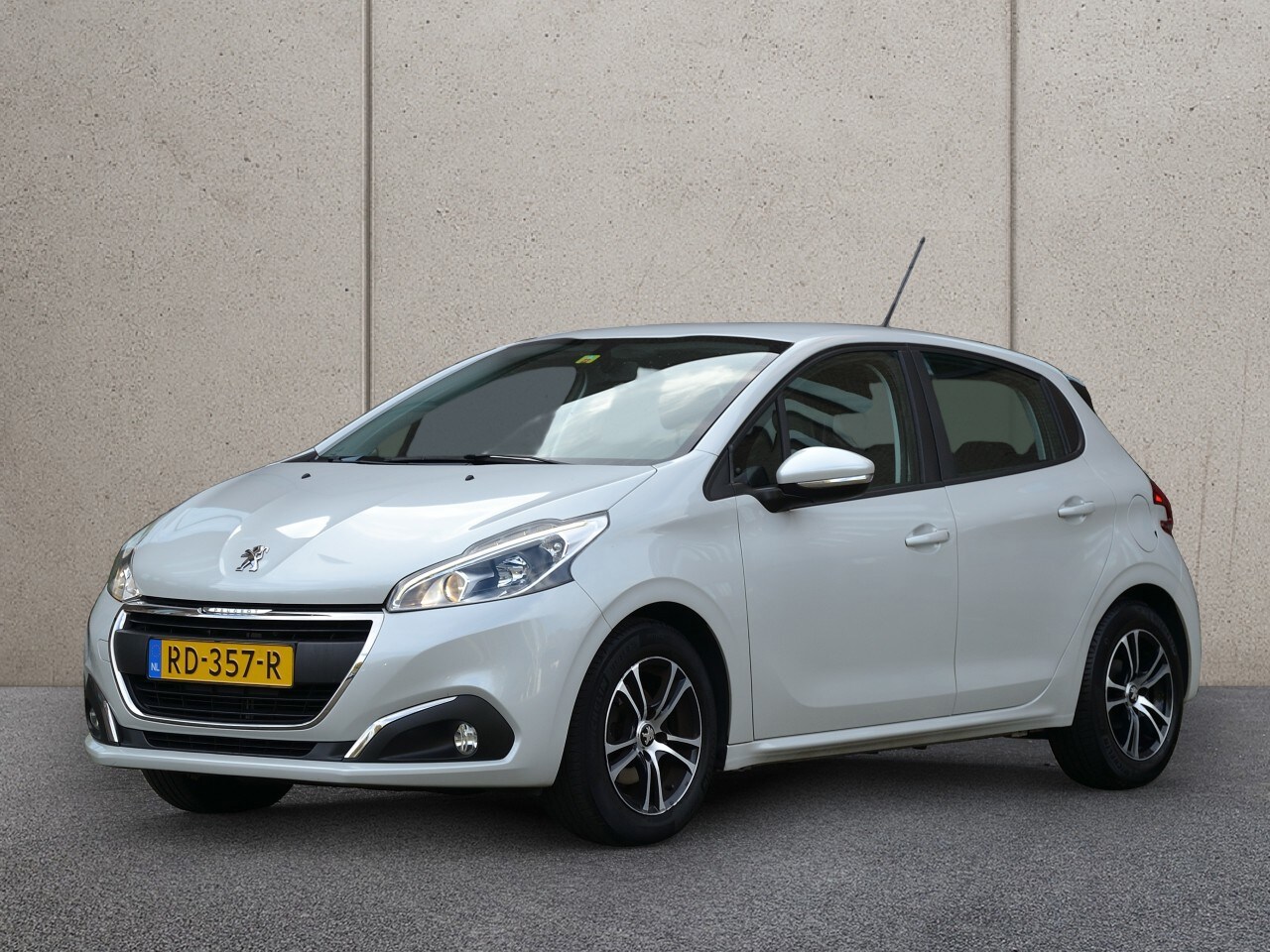 Peugeot 208 - 1.2 PureTech Blue Lion | Navigatie | Parkeersensoren | Cruise Control - AutoWereld.nl
