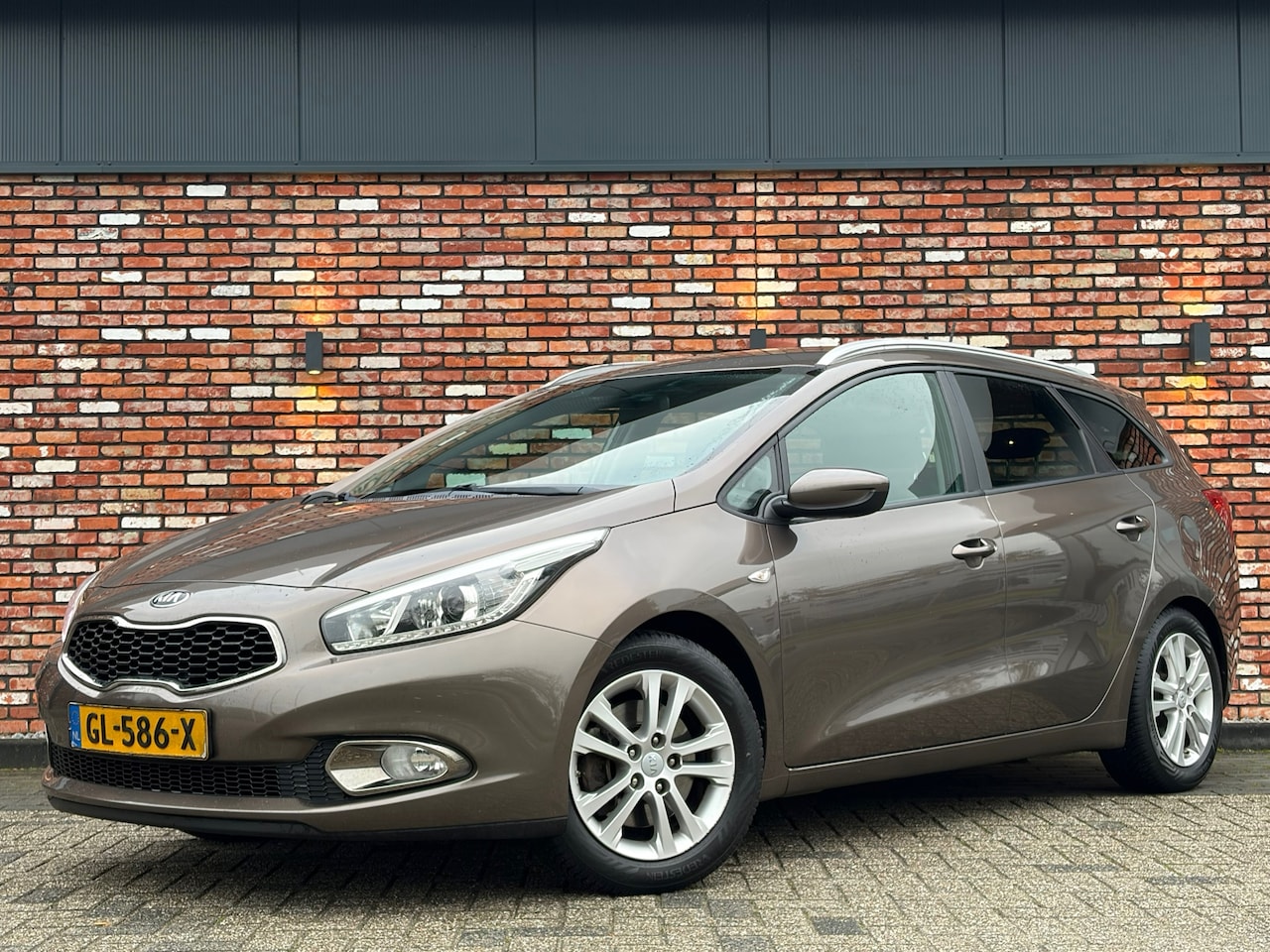 Kia Cee'd Sportswagon - 1.6 GDI ComfortLine Trekhaak Nav/Cruise Led Camera Orig.NL! - AutoWereld.nl