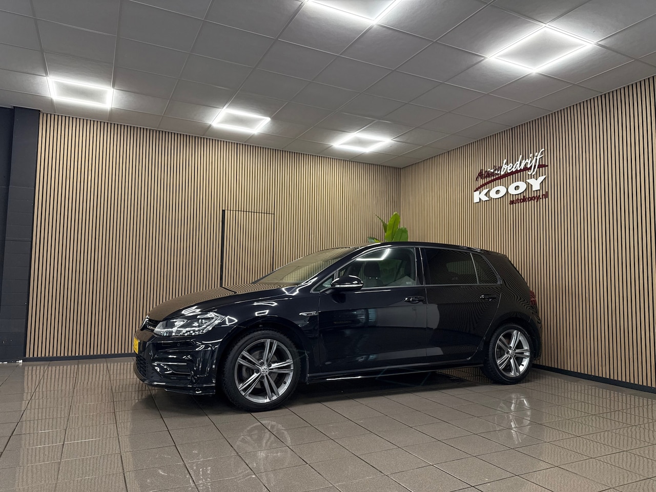 Volkswagen Golf - 1.5 TSI R-Line * Automaat / Carplay / Virtual cockpit / Parkeersensoren / NL Auto * - AutoWereld.nl