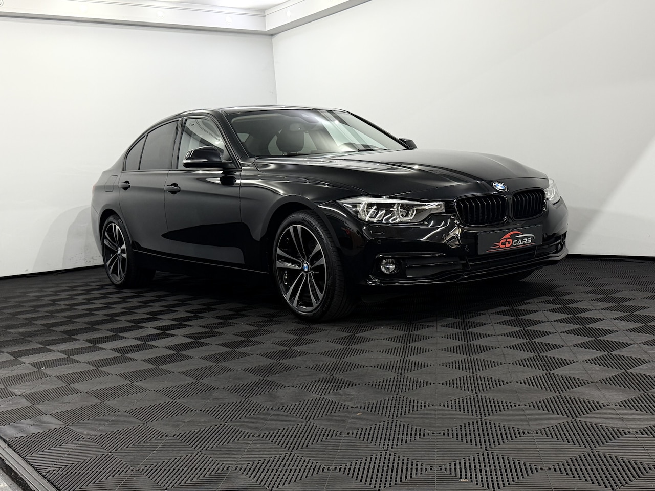 BMW 3-serie - 320d Camera, Navi, Winterpakket, Virtual desk, Cruise control, Keyless start, Head-up disp - AutoWereld.nl