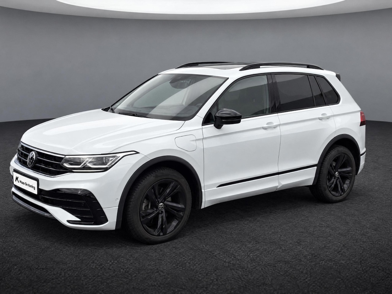 Volkswagen Tiguan - 1.4TSIeHybrid 180kW/245PK R-Line Black Style · Panoramadak · Trekhaak · 360°Camera + Parke - AutoWereld.nl