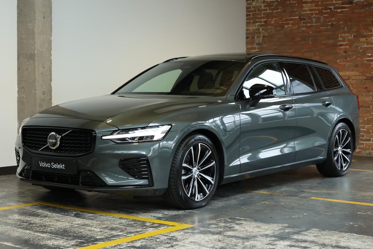 Volvo V60 - T8 Plug-in hybrid AWD Plus Dark | Semi-Electrische Wegklapbare Trekhaak | Panoramadak | 36 - AutoWereld.nl